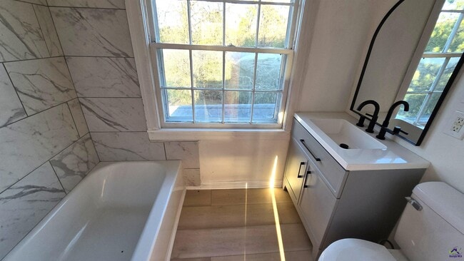 Building Photo - 621 Forest Hill Rd