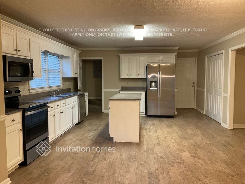 Building Photo - 2355 Huntington Dr