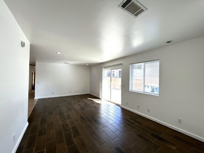 Building Photo - AVAILABLE NOW!! 3 Bedroom 2 Bath Apartment...