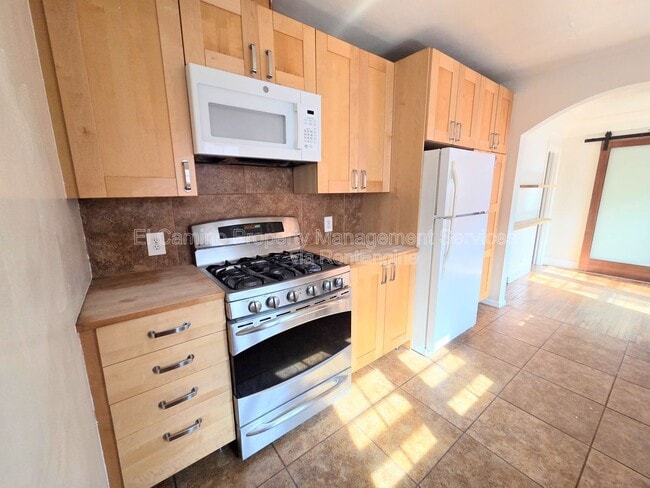 Building Photo - 2068 San Francisco Ave