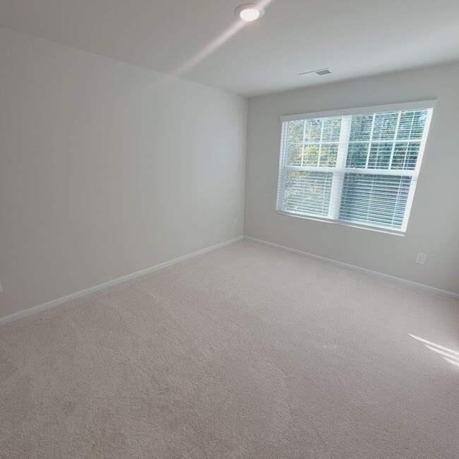 Building Photo - End Unit; 3Br/2.5BA Townhouse