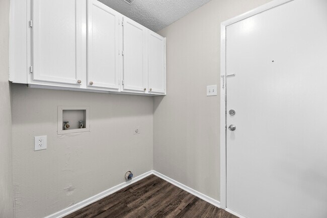 Building Photo - 6816 Westglen Dr