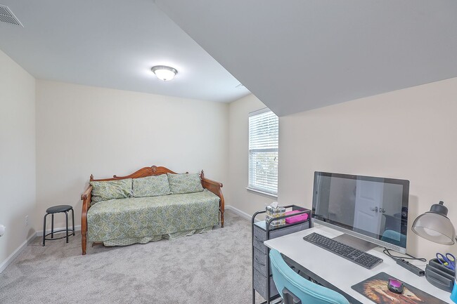 Building Photo - Spacious and updated home in Bluffs at Ash...