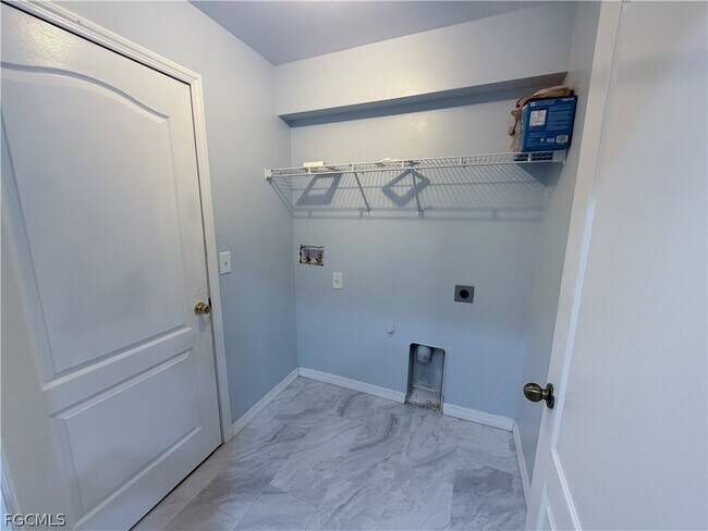 Building Photo - 526 NW 1st Ln