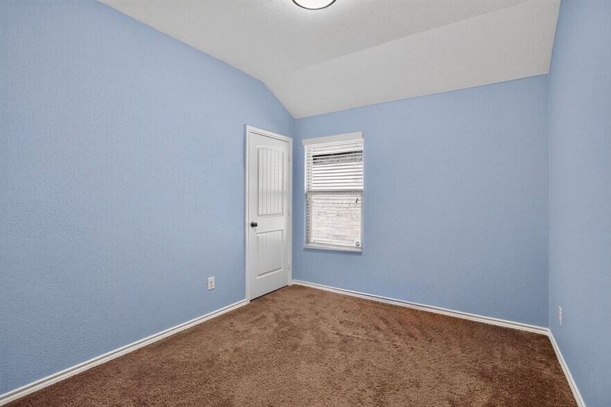 Building Photo - 633 River Rock Rd