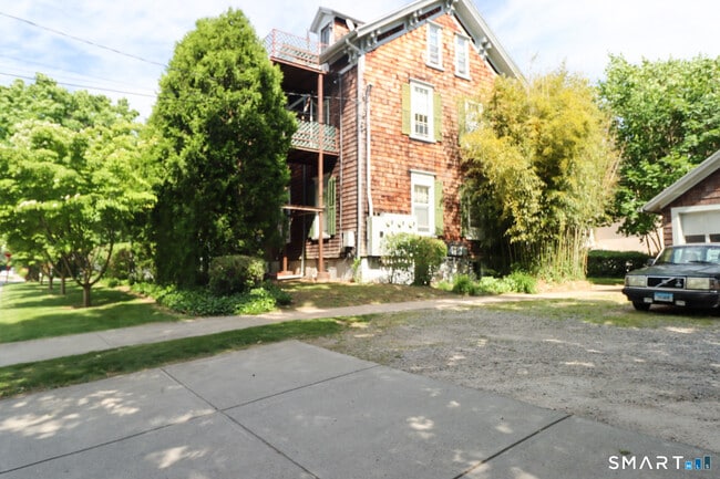 Building Photo - 883 Montauk Ave