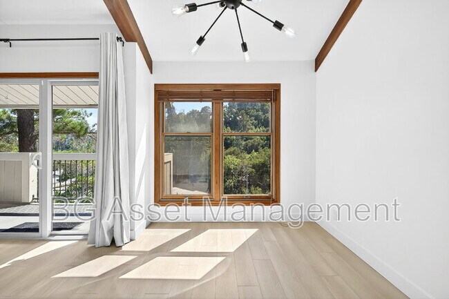 Building Photo - 2079 Ascot Dr