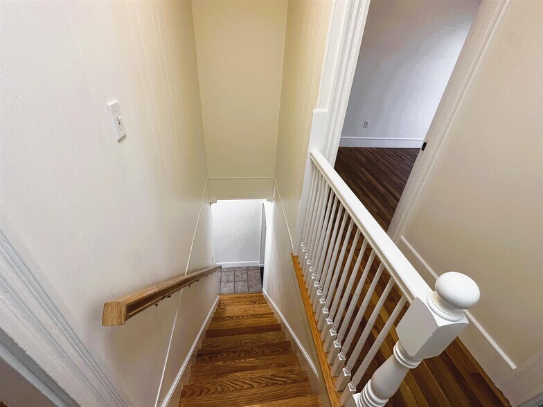 Building Photo - 112 5th St