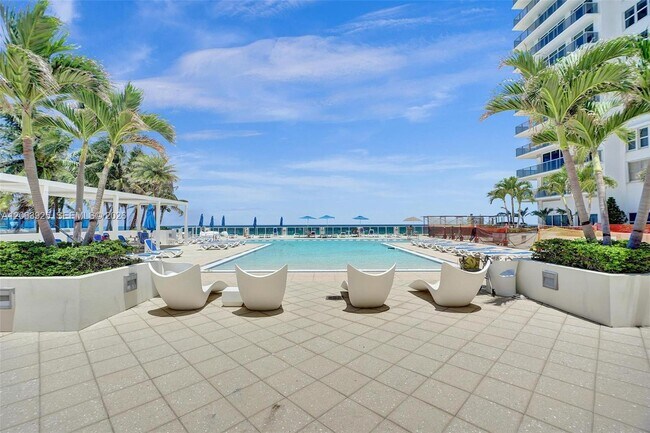 Building Photo - 2751 S Ocean Dr