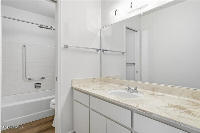 Building Photo - 6408 E Butte St