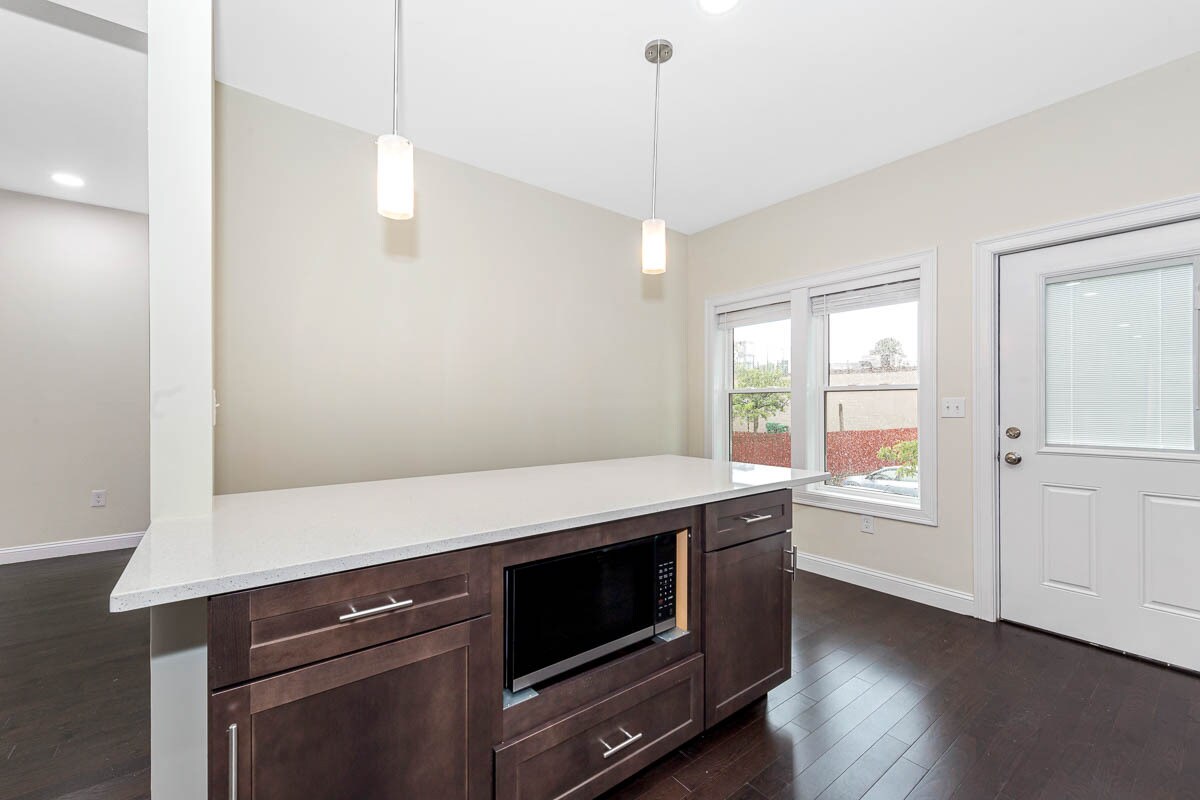 Building Photo - 77 Winchester St