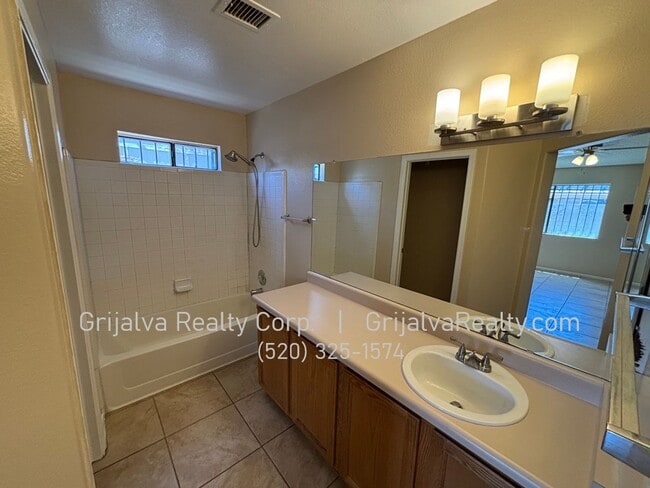 Building Photo - 3 Bedroom, 2 Bath Midvale House for Rent  (Valencia/Midvale)