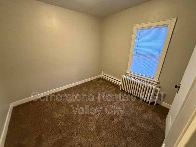 Building Photo - 208 5th Ave SW