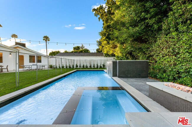 Building Photo - 530 S Bentley Ave