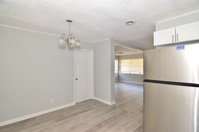 Building Photo - Don't miss this 3-bedroom, 2-bath home that is available now!