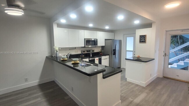 Building Photo - 1100 Pine Dr