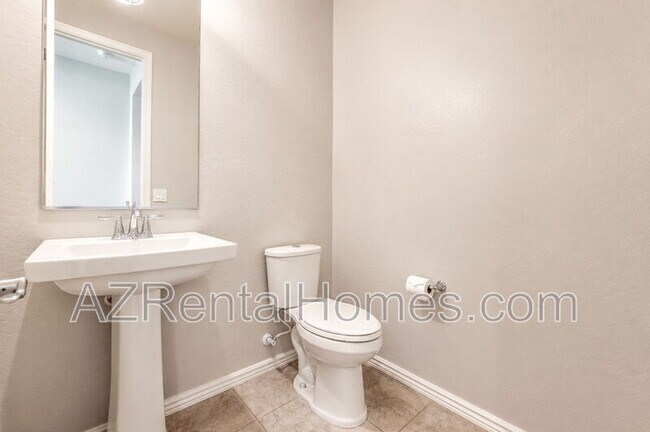 Building Photo - 9742 Thatcher Ave
