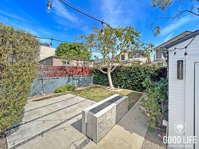 Building Photo - Beautiful 3BD/2.5BA W/ A/C and In-Unit Laundry in Mission Hills!
