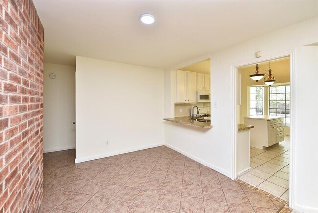 Building Photo - 2035 Shorewood Ln