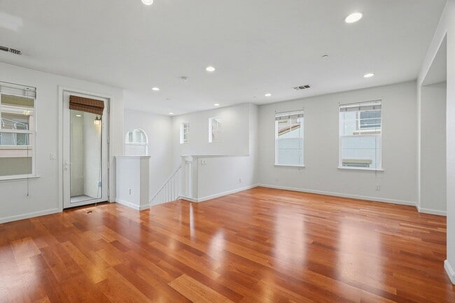 Building Photo - Spacious 2BR/2BA End-Unit Condo for rent in Warm Springs – Montebello Community