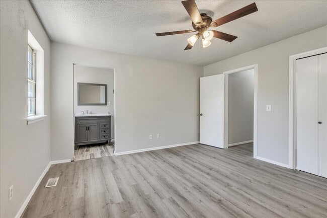Building Photo - 3600 Sunvalley Dr