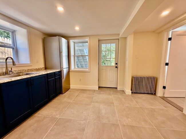Building Photo - 46 Silvermine Ave