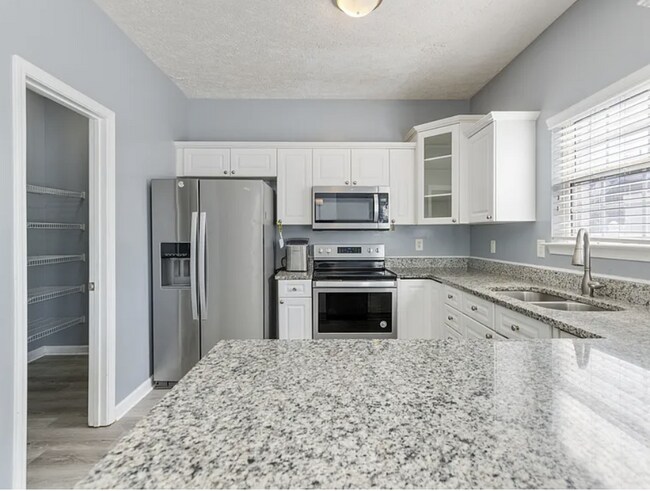 Building Photo - Renovated End-Unit Townhome with Spacious Primary Suite