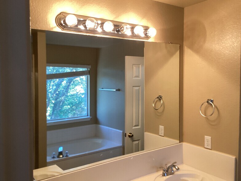 Building Photo - 3608 Cheyenne St