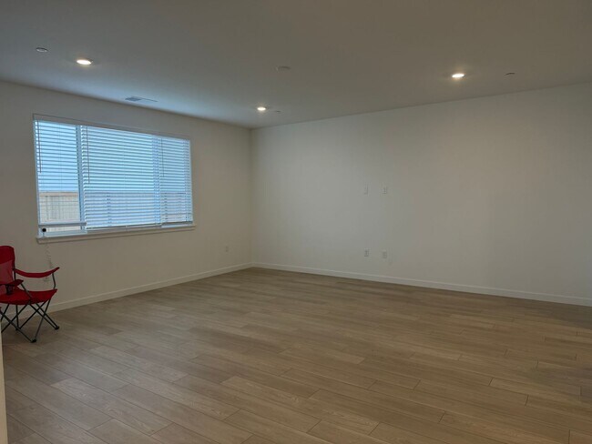 Building Photo - Beautiful Sacramento 5 Bedroom 3 Bathroom 3000 Sqft. Home for Rent