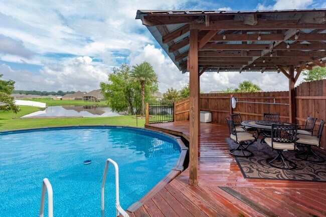 Building Photo - 3 Bedroom House in Addis with Pool, Gazebo...