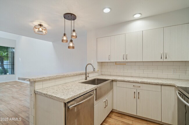 Building Photo - 1717 E Union Hills Dr