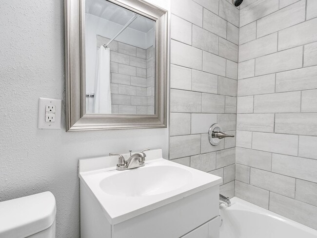 Building Photo - Freshly Renovated | 3 Bed | 2 Bath | Large...