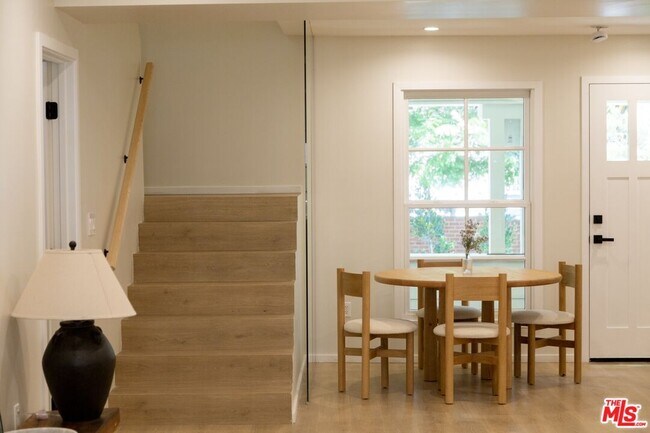 Building Photo - 1409 N De Longpre Ave