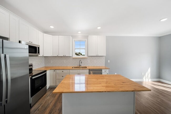 Building Photo - FANTASTIC 4 BEDROOM HOME LOCATED IN KARNS!!