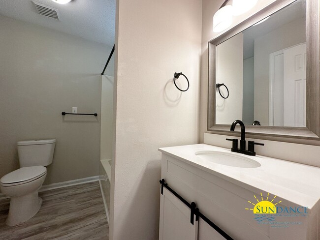 Building Photo - Pet Friendly 4 Bedroom Home in Fort Walton...