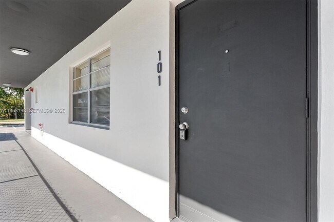 Building Photo - 1715 N 16th Ave