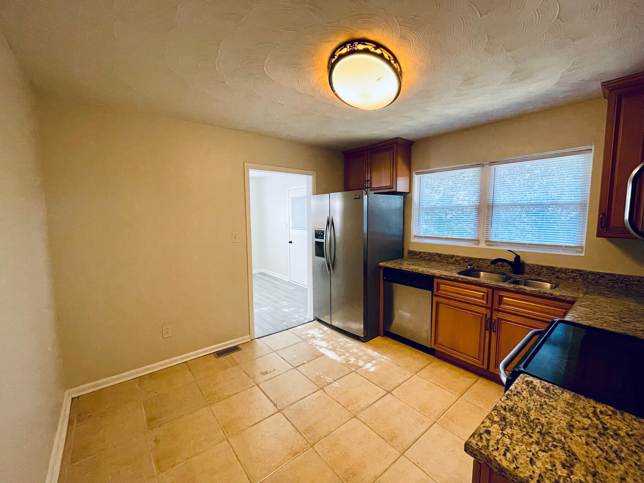 Building Photo - 1211 Victoria Blvd