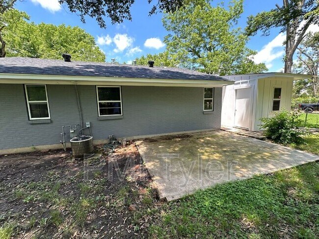 Building Photo - 2007 Bradshaw Dr