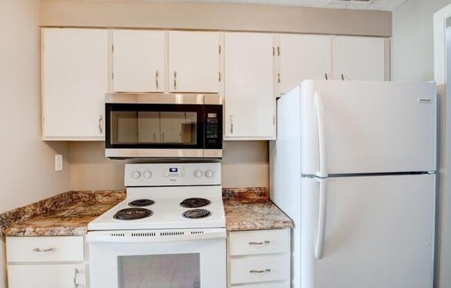 Building Photo - Walking distance to UNMC - Just open!