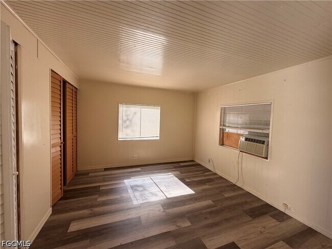Building Photo - 7555 Ebson Dr