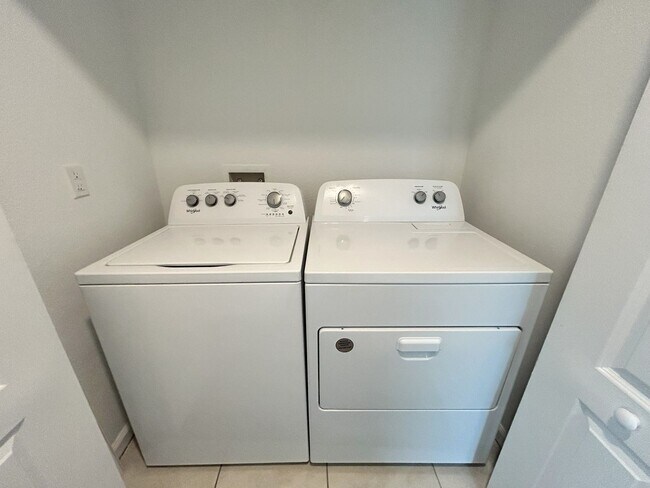 Building Photo - NEWER BUILD, SPACIOUS 3 Bedroom, 2 Bath To...