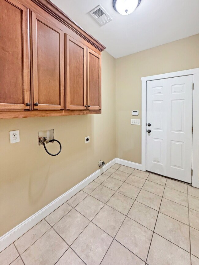 Building Photo - Gorgeous Home Available Immediately in City of Gainesville!