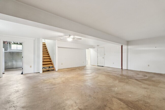 Building Photo - Charming One-Level Home Nestled Among Matu...