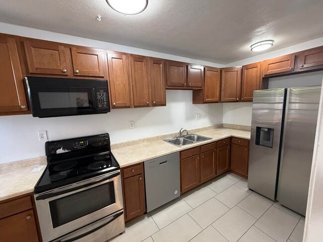 Building Photo - Spacious 3 Bedroom Townhome in Historic Ed...