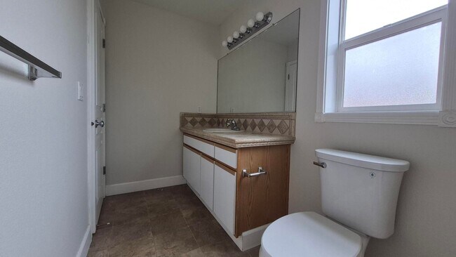 Building Photo - 3 Bedroom 2.5 Bath Town-Home in Gresham ne...