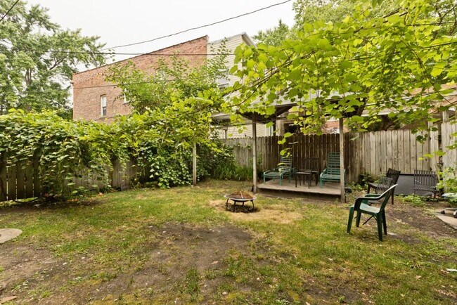 Building Photo - 4 bedroom in Chicago IL 60626