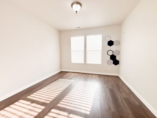 Building Photo - Stunning and Spacious 3BR 3BA Townhouse w/ Quartz Kitchen + Garage Parking + Modern Finishes in E...