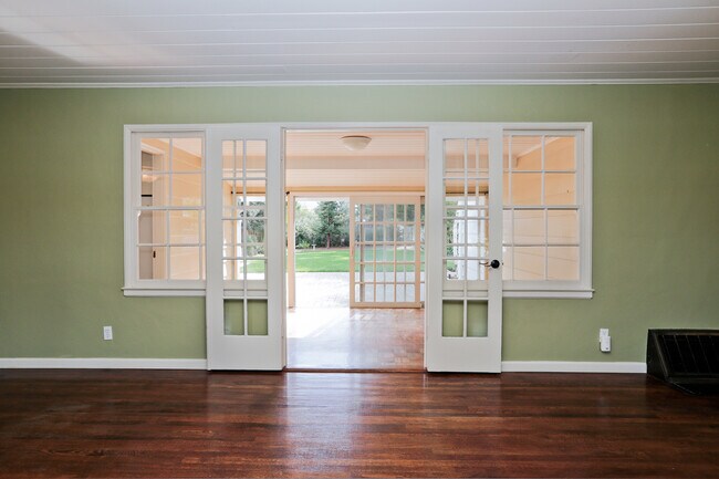 Building Photo - Charming 1 Bed 1 Bath Los Altos Cottage on...