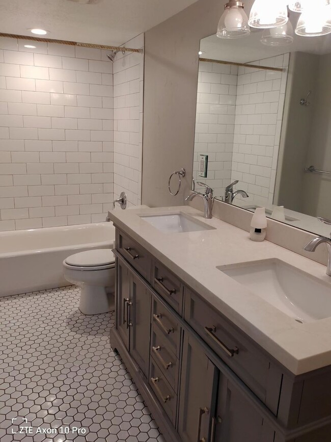 Building Photo - 2127 S 2000 W