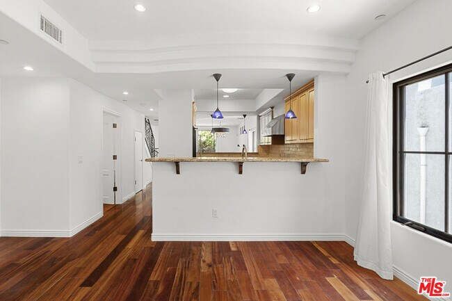 Building Photo - 744 N Alfred St